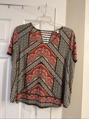 Cato Short-Sleeve V-Neck Strappy Geometric Top in Red/Coral and Brown